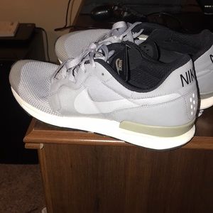 Nike air berwuda sneaker. Gently used